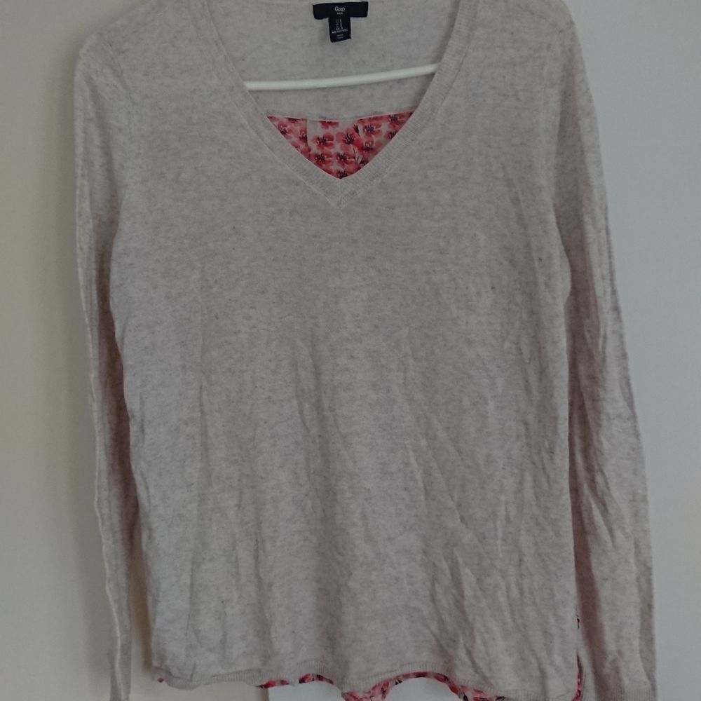Gap beige with flowers backing top